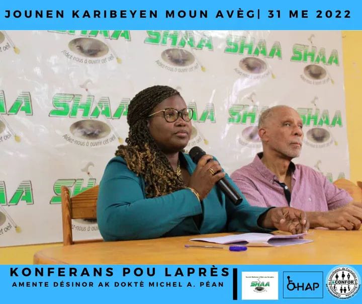  Deux intervenants dans une conférence de presse sur l'inclusion des personnes aveugles en Haïti. 