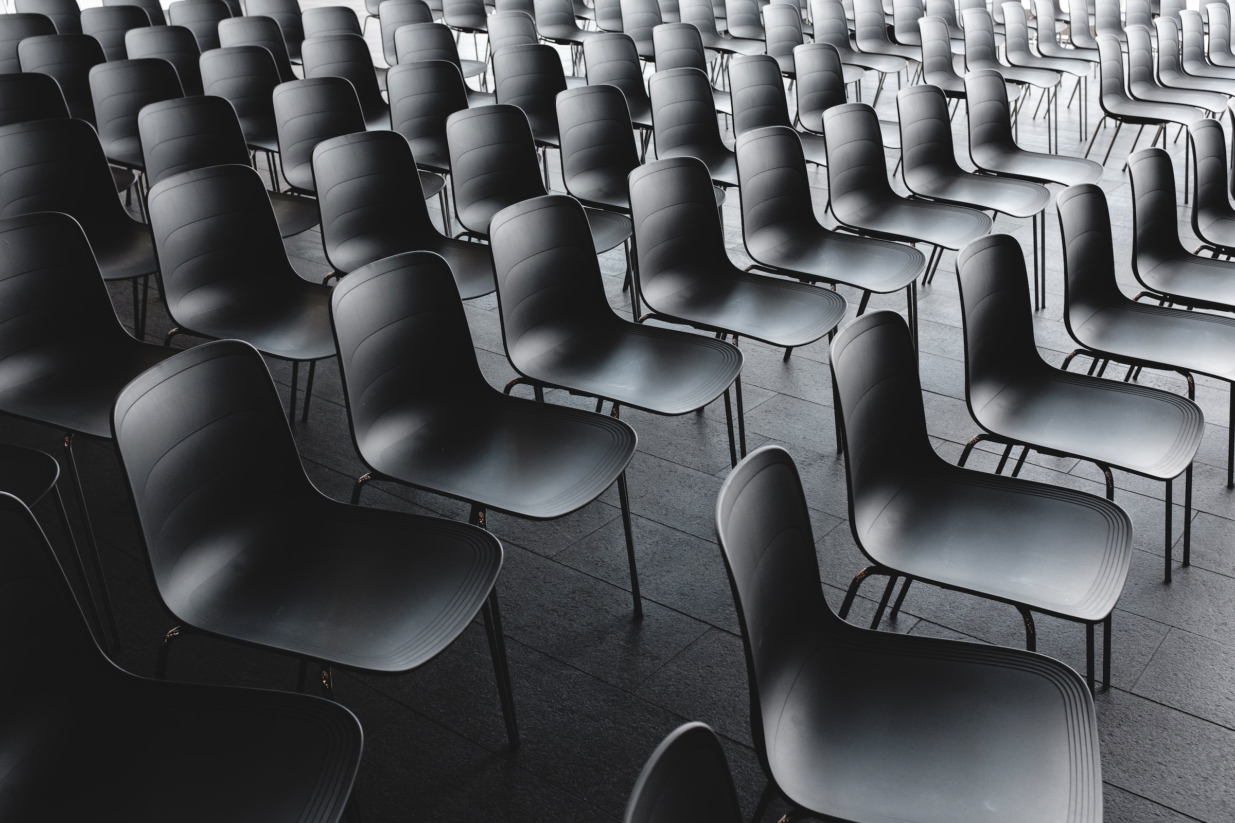 Une image de plusieurs chaises dans une salle qui semble être de conférence