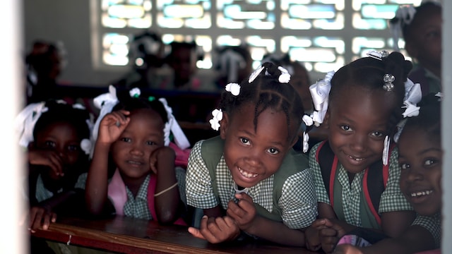 Photo portrait d'un enfant positionné sur la droite du cadre